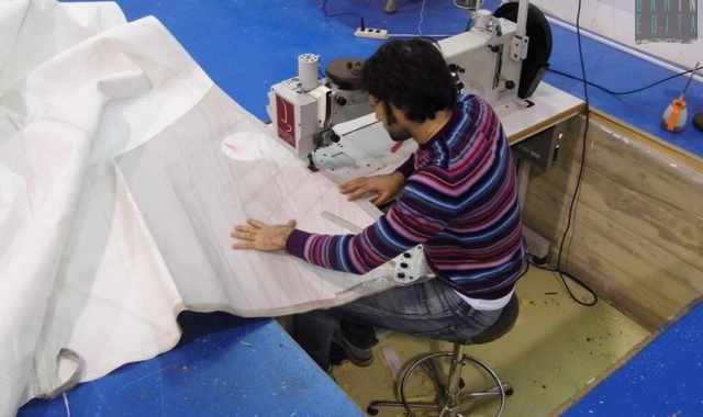 Taranto, nel laboratorio di Luigi: lartigiano che realizza le vele delle barche